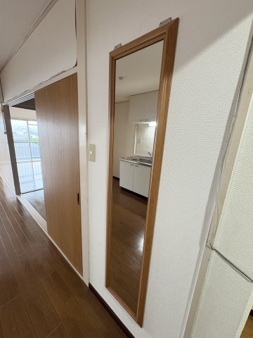 幸ノ井マンションの内装|壁掛け姿見