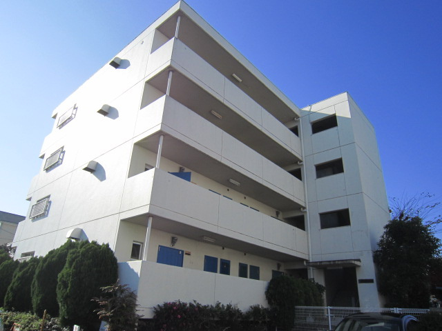 幸ノ井マンションの外観|西向日駅徒歩10分。敷地内ごみ置き場と駐輪場を備えたRC造