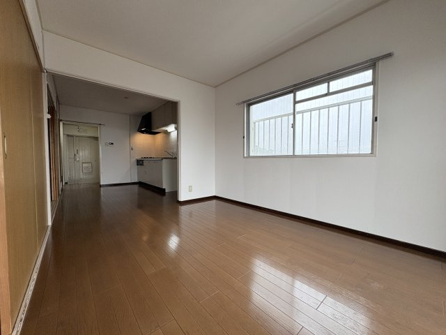 幸ノ井マンションの居間・リビング|南向き洋室。2面採光で陽当り良好な最上階4階