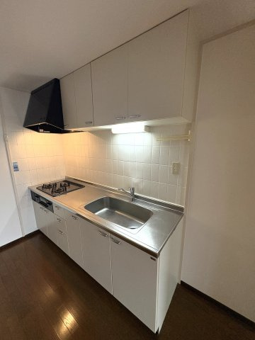 幸ノ井マンションのキッチン|12帖以上の広々LDKで家事動線もスムーズ　3口ガスコンロ