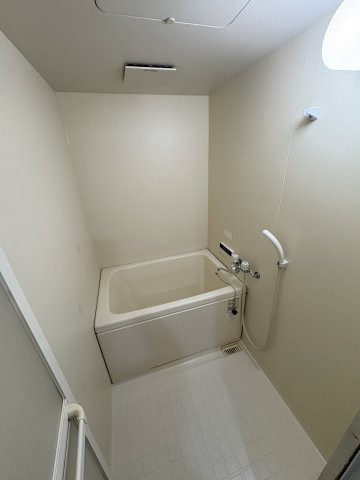 幸ノ井マンションの浴室|独立洗面化粧台と追焚機能付きバス完備です。