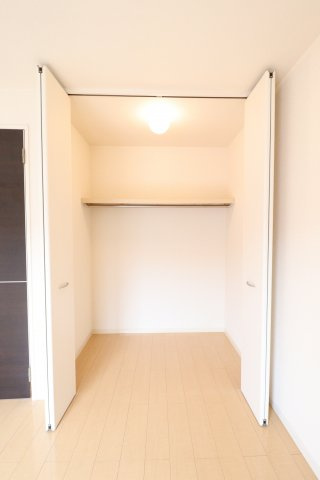 モナリエ稲成町の収納|ハンガーラック付きと棚付きの収納スペース！