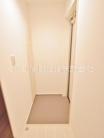 カインドネス小平　１０１号室の玄関