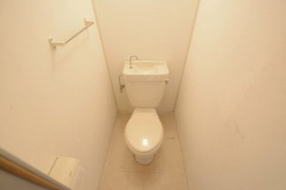 シンプルで掃除のしやすいトイレです♪