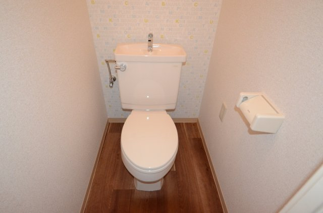 シンプルで掃除のしやすいトイレです♪