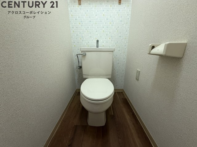 シンプルで掃除のしやすいトイレです♪
