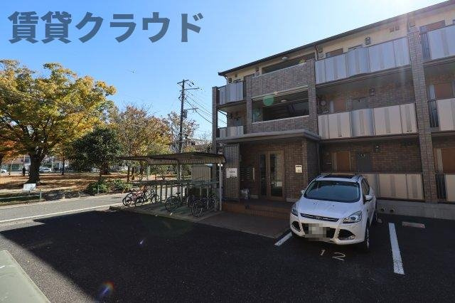 フェリシタ ドゥジェームの駐車場|カースペースがあります