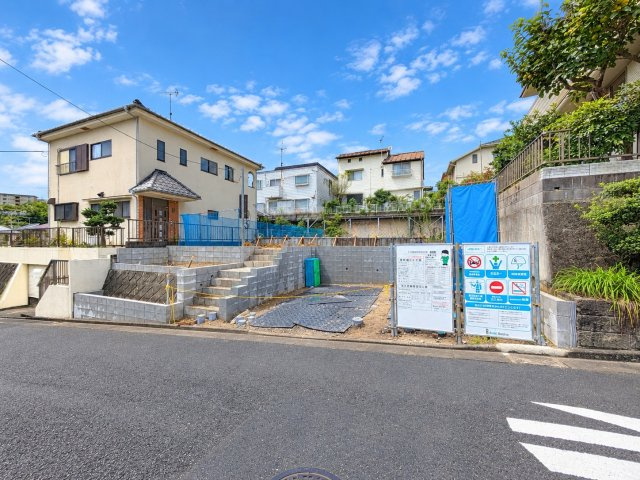 川崎市多摩区菅馬場三丁目新築戸建の外観|土地面積231.64㎡の広さです。
現地（2026年10月）撮影