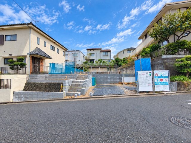 川崎市多摩区菅馬場三丁目新築戸建の外観|建物面積も111.78㎡と広めに取られた新築戸建が誕生します。
現地（2026年10月）撮影