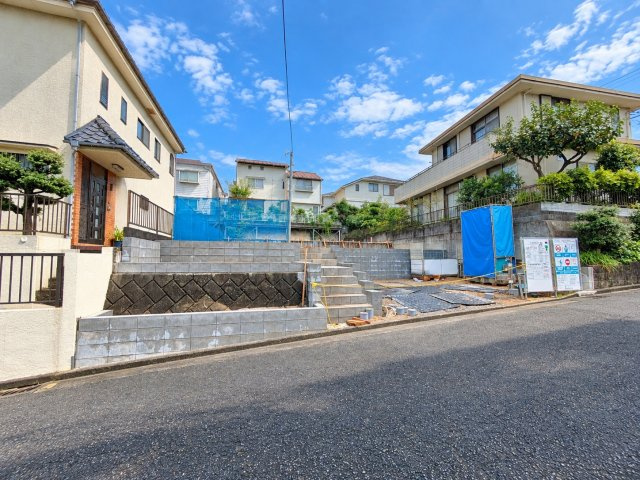 川崎市多摩区菅馬場三丁目新築戸建の外観|3路線3駅が利用可能な立地です。
現地（2026年10月）撮影