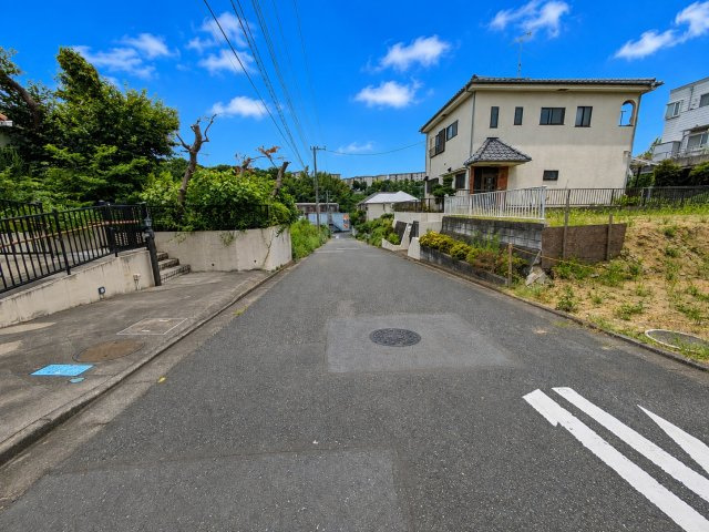 川崎市多摩区菅馬場三丁目新築戸建の前面道路含む現地写真|前面道路は幅員約6.0mの公道です。
現地（2026年8月）撮影