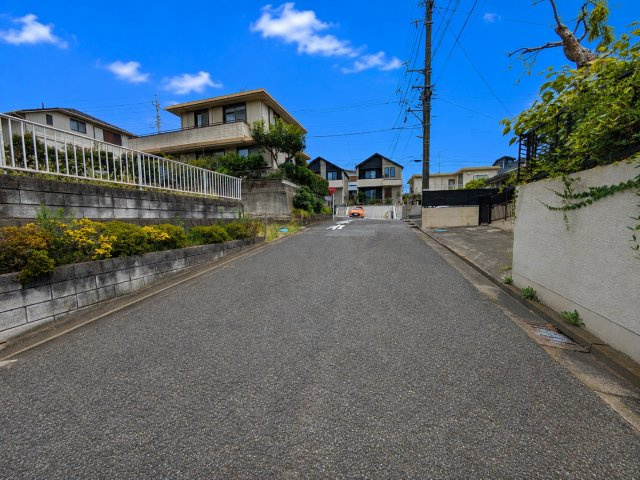川崎市多摩区菅馬場三丁目新築戸建の前面道路含む現地写真|住宅街の中に立地しており、閑静な住環境です。
現地（2026年8月）撮影