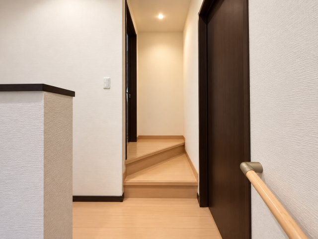 堺市美原区多治井の内装|温かみのある木目調フローリングが印象的な2階ホール♪ 明るい内装で統一された、すっきりとした空間です♪