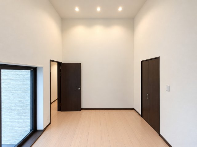 堺市美原区多治井の洋室|落ち着いた色合いの建具が印象的な洋室♪ 収納スペースも備わっており、お部屋をすっきりと使えます♪