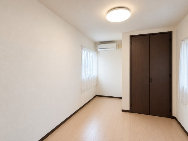 堺市美原区多治井の洋室|2面採光で明るさを確保した洋室♪ クローゼットも備わっており、寝室や子ども部屋など幅広い用途に活用できます♪