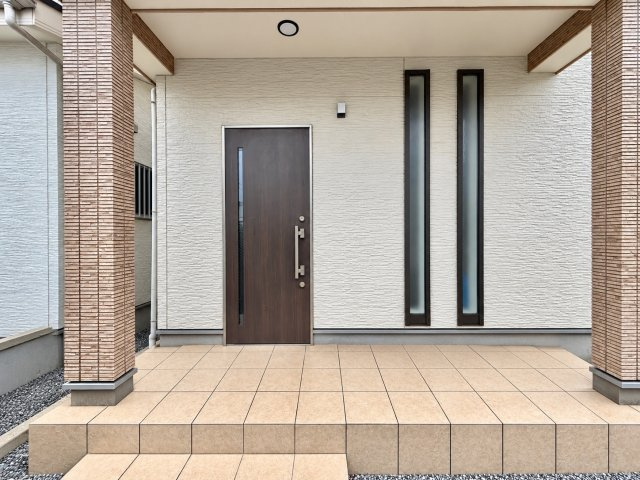 堺市美原区多治井の玄関|広々とした玄関ポーチが魅力♪屋根付きなので雨の日も出入りが楽ですね♪