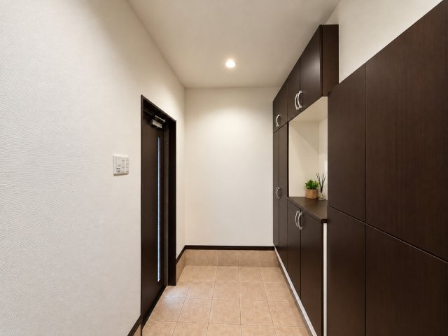 堺市美原区多治井の玄関|ゆったりとした玄関スペース♪ダークブラウンの収納と明るい内装が調和した、落ち着きのある空間です♪