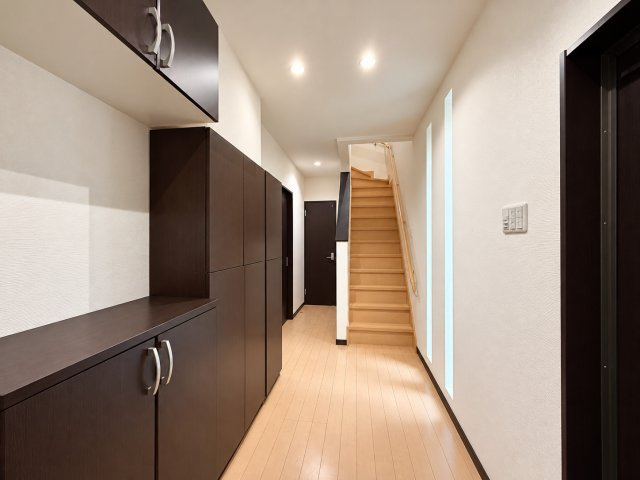 堺市美原区多治井の内装|明るく開放感のある廊下スペース♪ ナチュラルな木目のフローリングが、住まい全体に温かみを演出します！
