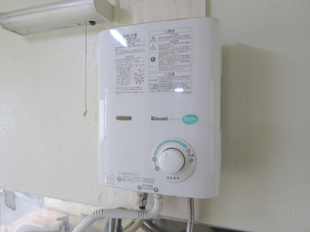フラワーコーポの内装|湯沸かし器付いています。