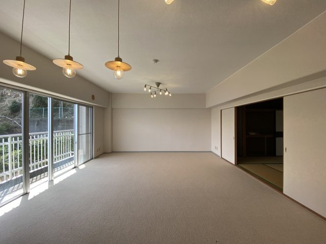 ヴィラ南熱海6号棟の居間・リビング|嬉しい南向きのお部屋です。