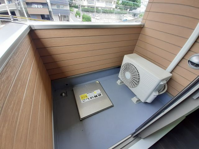 神戸市東灘区本山中町３丁目のアパートのバルコニー
