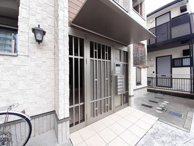 神戸市東灘区本山中町３丁目のアパートのエントランス