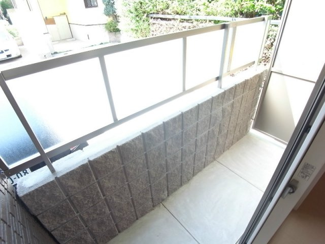 神戸市東灘区森南町３丁目のアパートのバルコニー