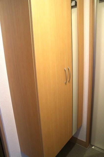 神戸市東灘区森南町３丁目のアパートの玄関