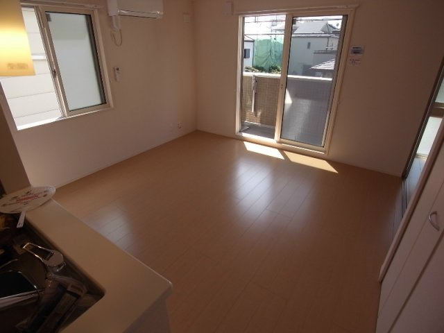 神戸市東灘区森南町３丁目のアパートの居間・リビング