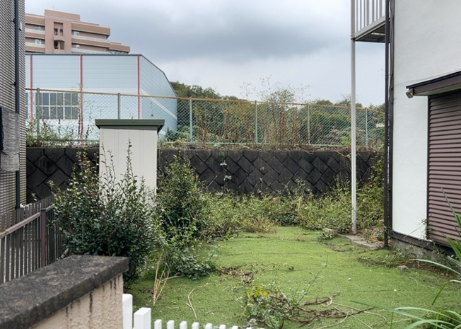 【外観】 | 温水売地 | 家を建てる場合、方位は要チェックです。現実的に日当たりのよい家ならばリビングは南側、建築基準法でも北側に当たる家への配慮は求められています。土地を見学に行く際は、方位磁針を持って行くようにしましょう。