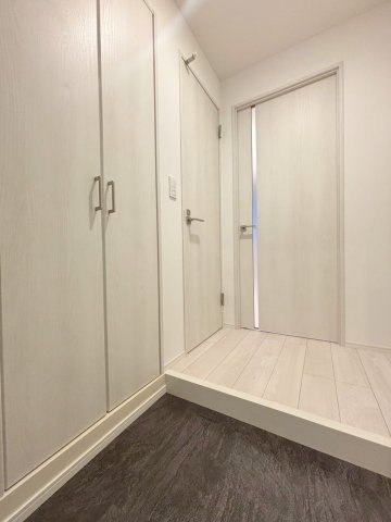 「防音マンション」アスティーレスタジオ曳舟の玄関|収納もある玄関です
