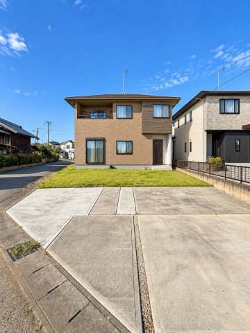 ショッピングモール近く♪納得の住環境＆設備の築浅住宅×角地×駐車4台可の駐車場