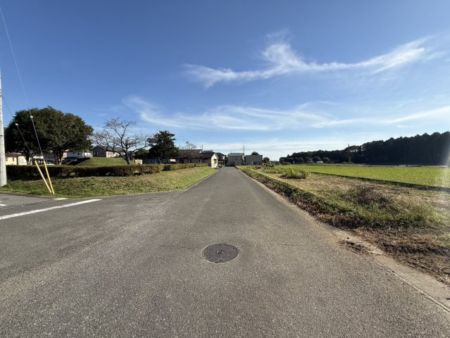 ショッピングモール近く♪納得の住環境＆設備の築浅住宅×角地×駐車4台可の前面道路含む現地写真