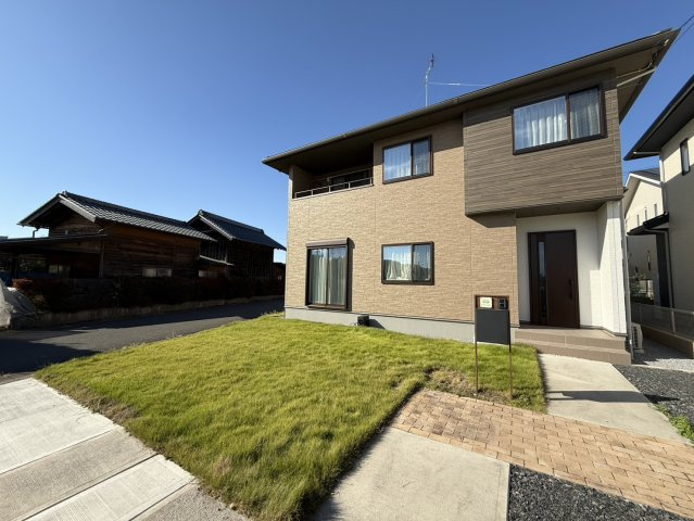 ショッピングモール近く♪納得の住環境＆設備の築浅住宅×角地×駐車4台可の外観