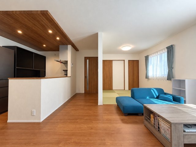 ショッピングモール近く♪納得の住環境＆設備の築浅住宅×角地×駐車4台可の居間・リビング|ゆったりとしたリビングです