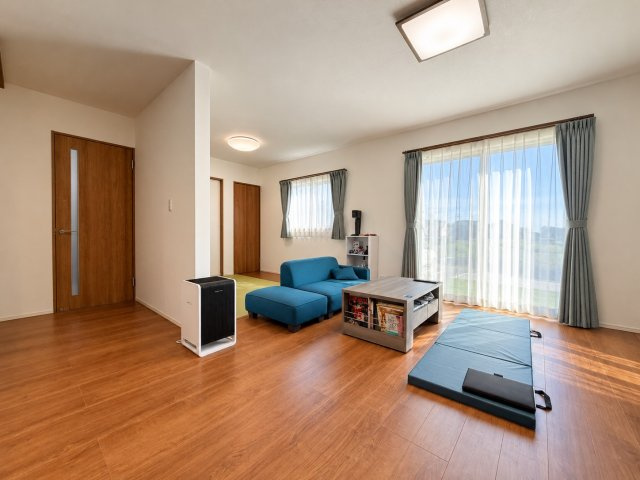 ショッピングモール近く♪納得の住環境＆設備の築浅住宅×角地×駐車4台可の居間・リビング