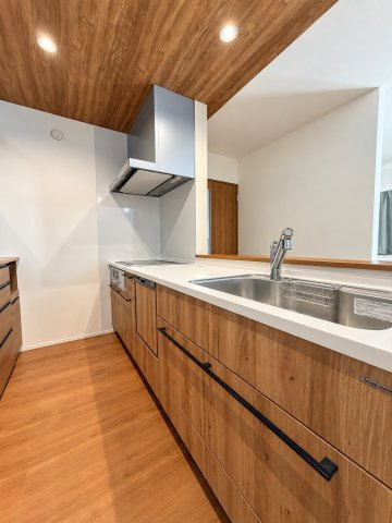 ショッピングモール近く♪納得の住環境＆設備の築浅住宅×角地×駐車4台可のキッチン