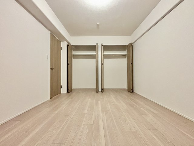 インテリジェントシティの洋室