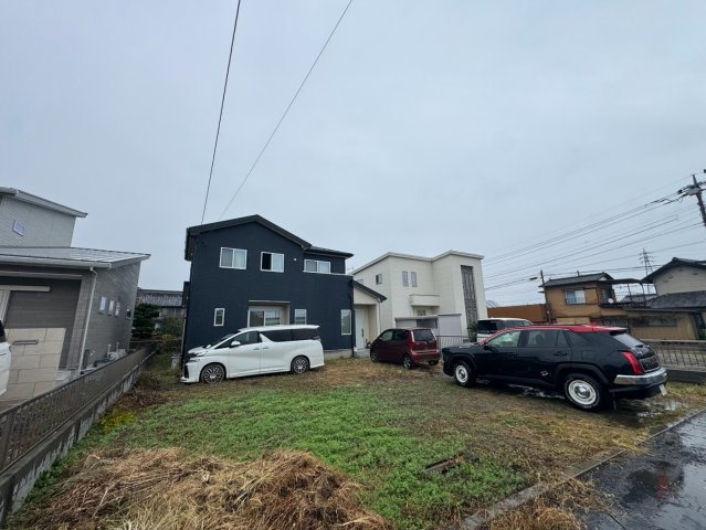 -三丁目不動産-　太田市牛沢町　令和5年築の駐車場|カースペースがあります