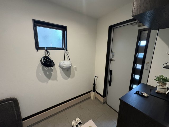 -三丁目不動産-　太田市牛沢町　令和5年築の玄関|明るい玄関です