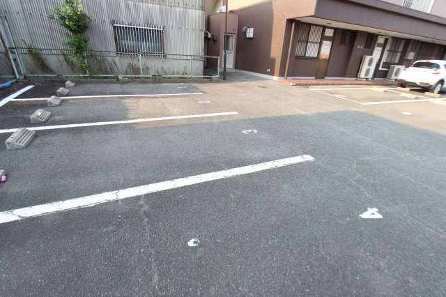 丸二サンハイツの駐車場|車をお持ちの方に嬉しい駐車場付きの物件です