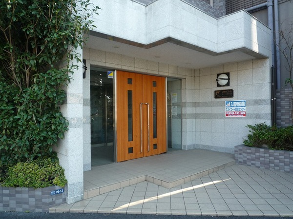 スカイコートヌーベル新宿落合のエントランス|毎日通るエントランスはこのようになっています