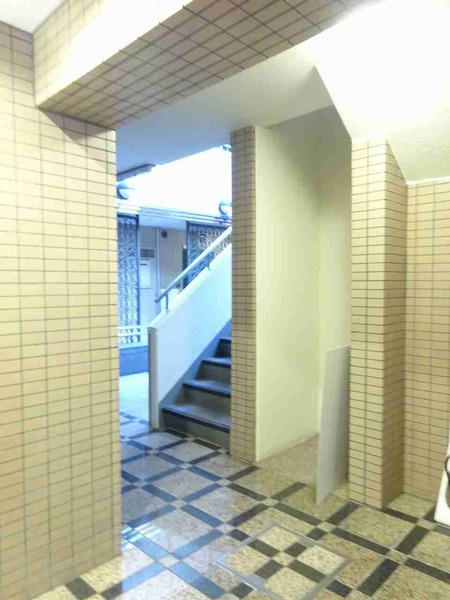 ダイホープラザ千歳烏山Ａ棟のエントランス|ゆとりのあるエントランスです