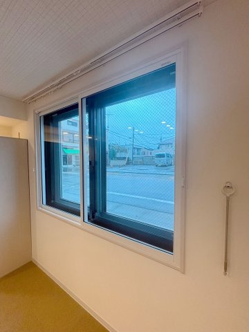 「防音マンション」ラシクラス氷川台の設備|2重ならぬ3重サッシの窓です。防音対策はばっちりです。