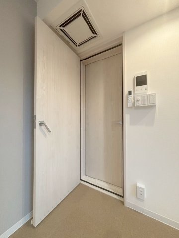 「防音マンション」ラシクラス氷川台の内装|防音室の入り口は二重扉で仕切られています