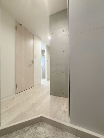 「防音マンション」ラシクラス氷川台の玄関|収納もある玄関です