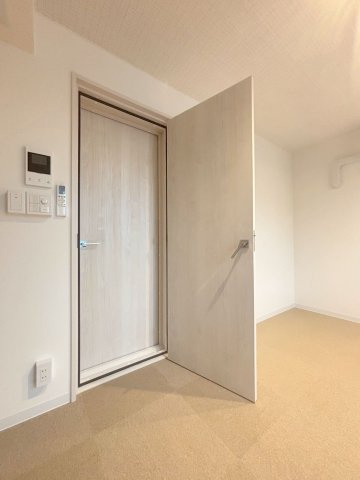 「防音マンション」ラシクラス氷川台の内装|防音室の入り口は二重扉で仕切られています