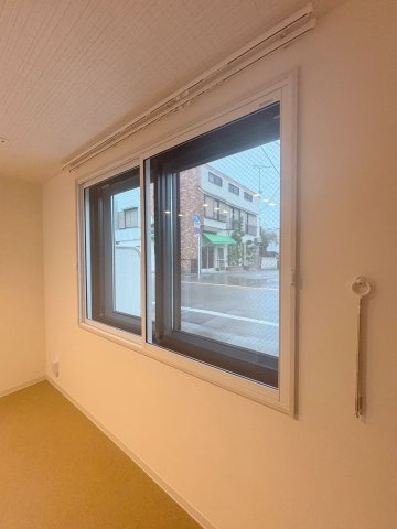 「防音マンション」ラシクラス氷川台の設備|2重ならぬ3重サッシの窓です。防音対策はばっちりです。