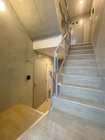 「防音マンション」ラシクラス氷川台のロビー|毎日通るロビーはこのようになっています