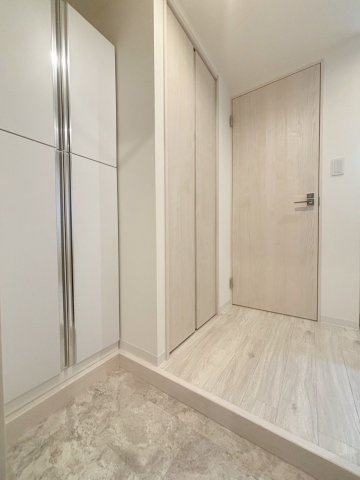 「防音マンション」ラシクラス氷川台の玄関|収納もある玄関です